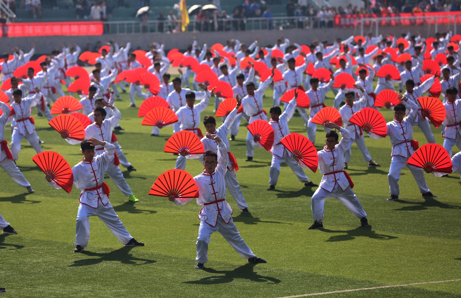 大学生运动会 千人广播操,太极功夫扇精彩纷呈