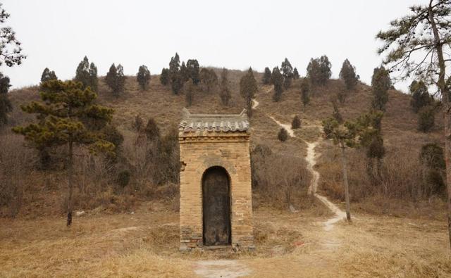 古代两位民族英雄的墓地,天差地别,后人竟如此对待他,不公平