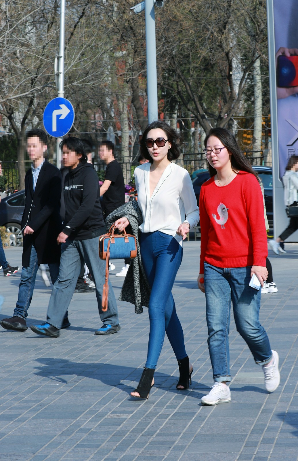 北京三里屯街拍:春天来了,天气暖了,姑娘们又出来逛街啦