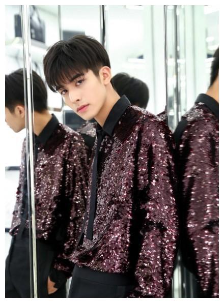 宋威龙邂逅saint laurent,亮片装加吸烟裤,好看成