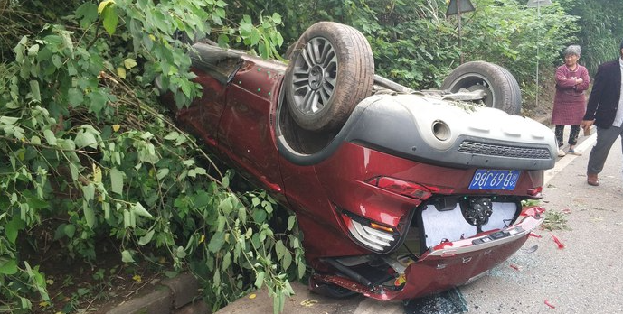 观致5翻滚事故,气囊全部弹开