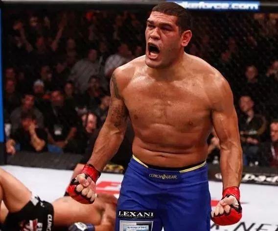 击败"60亿最强男"的ufc名将"大脚"来华,放眼神州谁能应战?