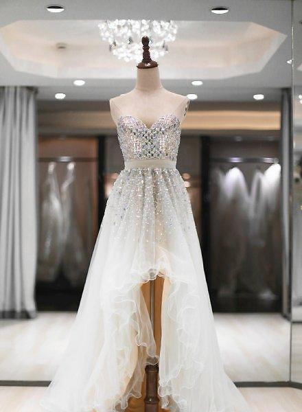 女人年会晚礼服穿着要领:不辜负才重要!