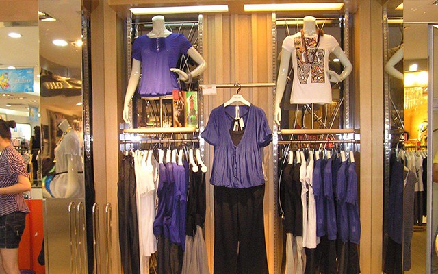 快时尚女装店挂衣技巧,墙上如何挂衣服才能既好看又有"档次"?