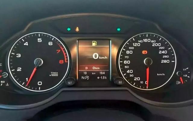 汽车燃油不足亮警报了再补油好吗?会伤害汽车吗?