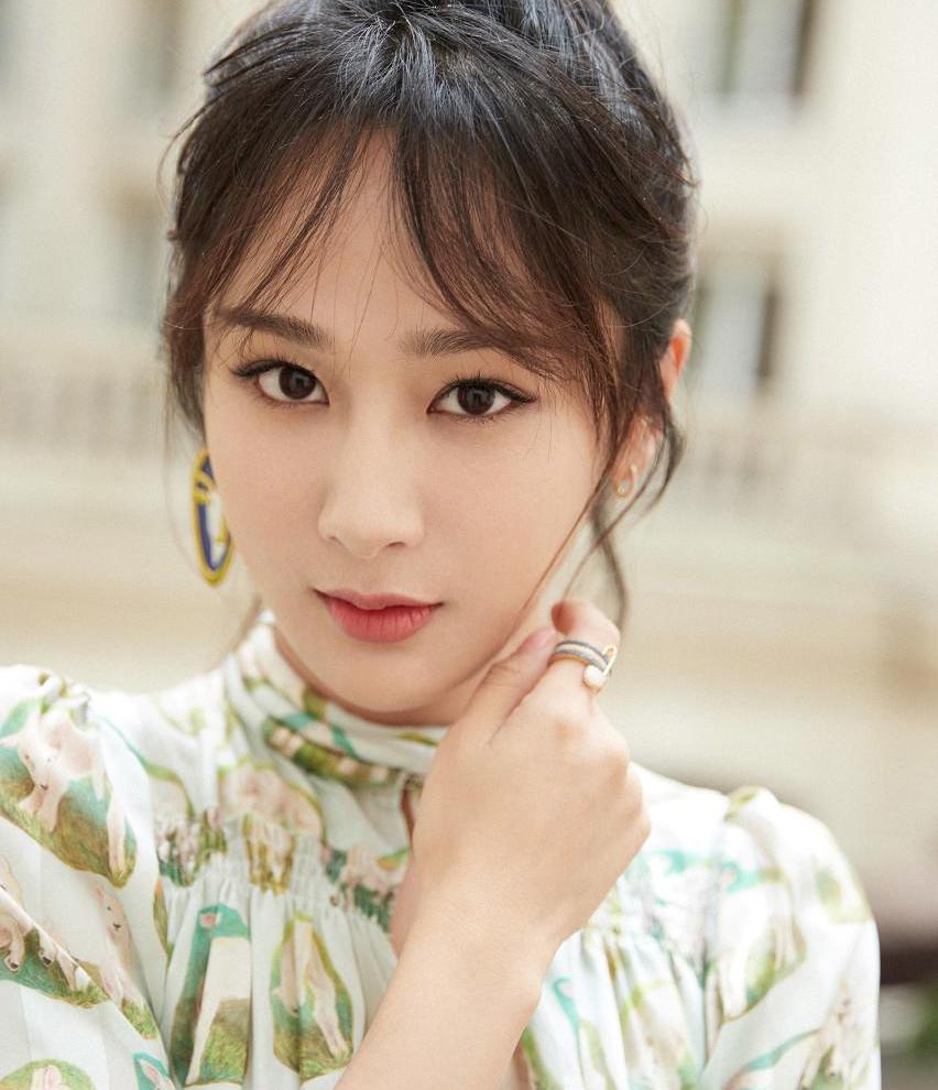 杨紫,一个90后从小看到大的女明星,瘦下来这脸也越变越陌生了!