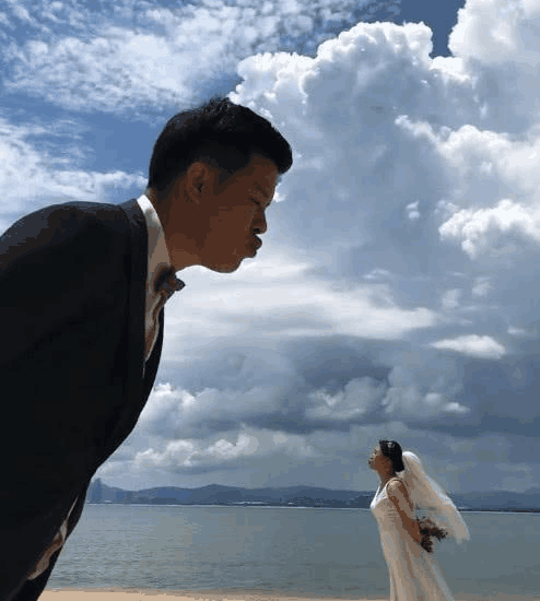 摄影师利用了借位的方法来给他们拍摄婚纱照片,这也是在拍摄趣味婚纱