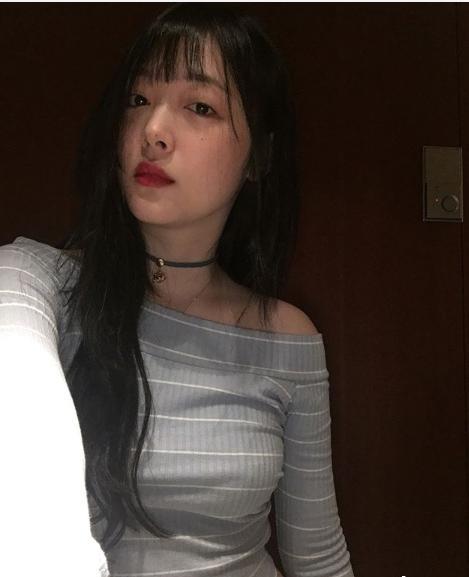 雪莉坐着自拍肚子一点赘肉都没有!她的胸型女生都会羡慕想要