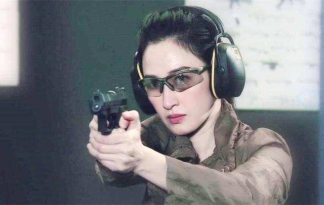 24岁当文员被挖掘,曾是女中豪杰专业户,今54岁风韵不减!