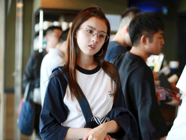 她真实的名字叫做孙碧涓.而人们熟知的这个名字是宋祖儿的