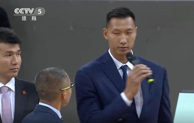起因在于嘉调侃阿联其实当年在易建联加盟nba的时候,那个时期姚明正