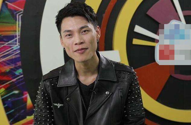 他曾在街头卖唱,却一曲成名一年赚1个多亿,今却因2字倾家荡产