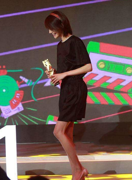 郑爽脱下平底鞋换上5厘米高跟鞋,网友,这才是真正的腿精