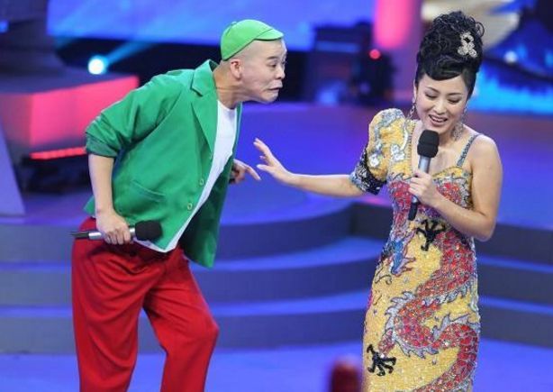 他和丈夫都是赵本山女徒弟,师傅力捧他上春晚,丈夫搞笑有才