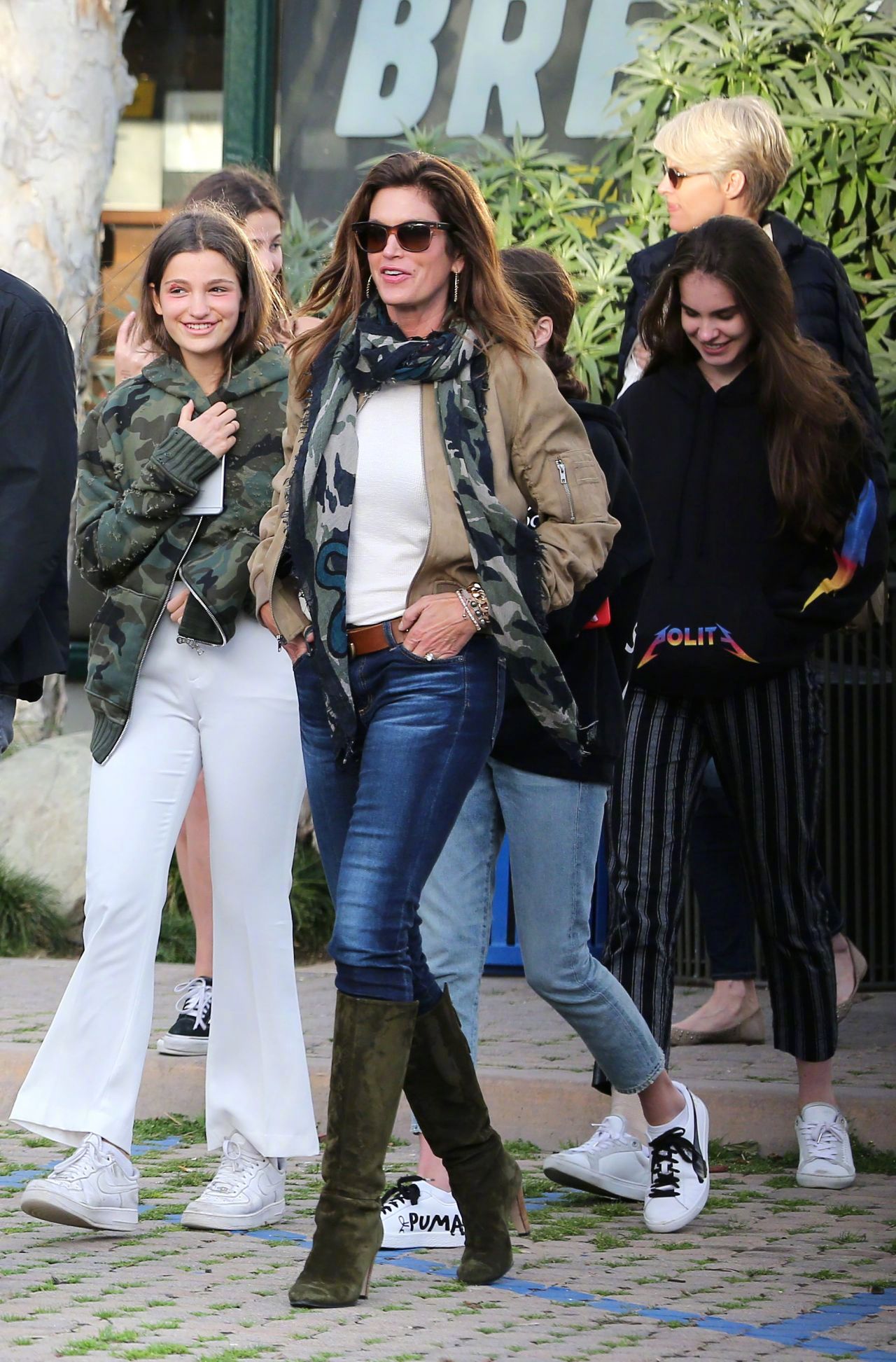 辛迪克劳馥cindycrawford和丈夫randegerber带着女儿kaiagerber及