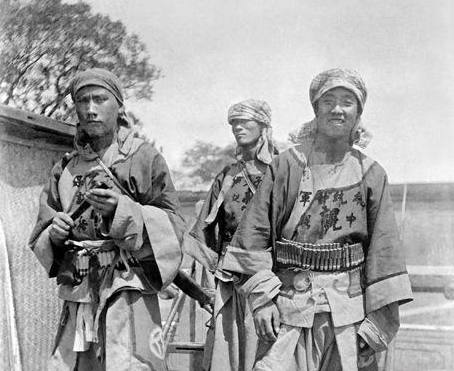 义和团成员有勇气的冲在前面,不畏惧死亡根本原因:喝符水!