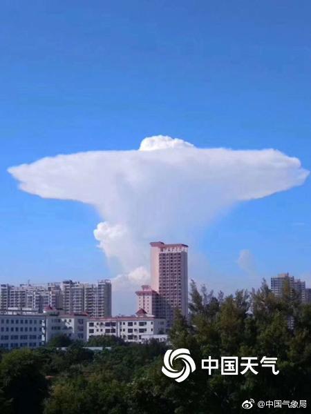 海口惊现云砧奇观状似飞碟