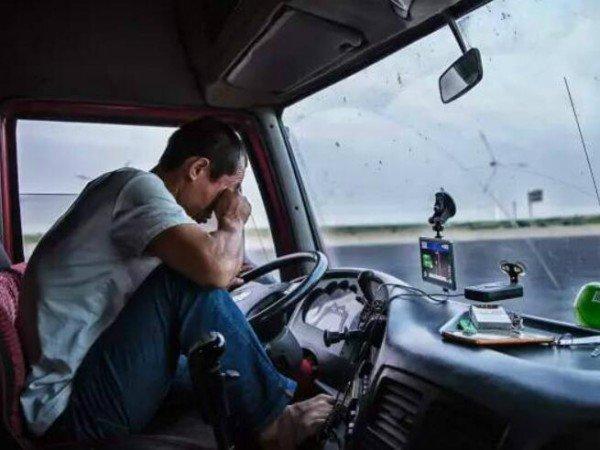 今天才懂, 大货车司机跑长途为啥都带着一个女人, 让人心酸!