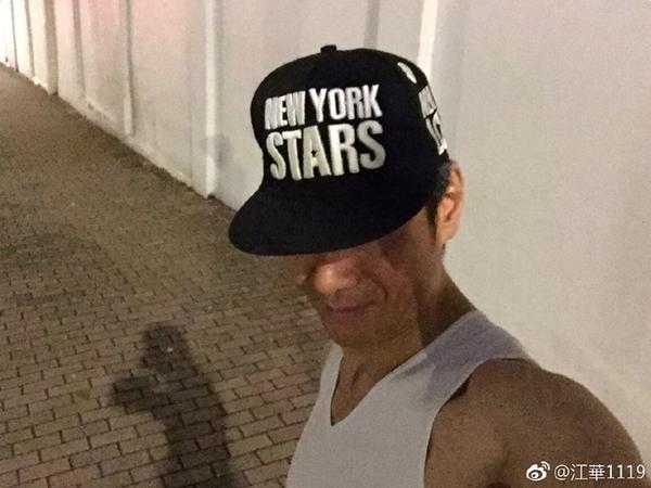经常运动的他还是有着壮硕的肌肉,戴着帽子的江华还是有着当年的那份