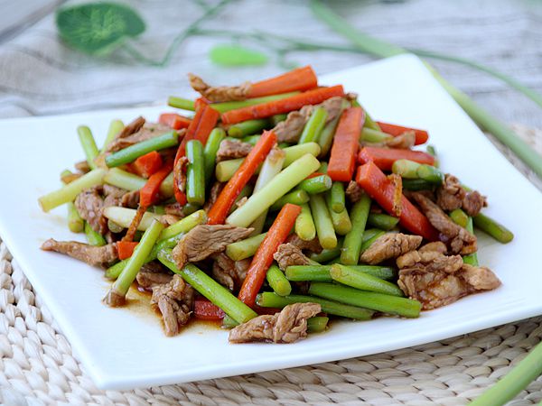 9.加入备好的蒜苔,胡萝卜炒匀.