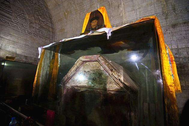 乾隆陵中陪葬的那么多人中,为何却有一女子面带微笑百年不腐?