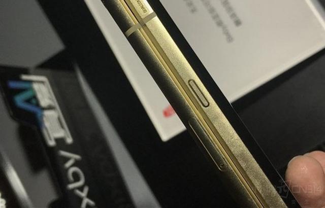 手机店里的土豪是谁 bf01-hfhfwmu7286279.jpg