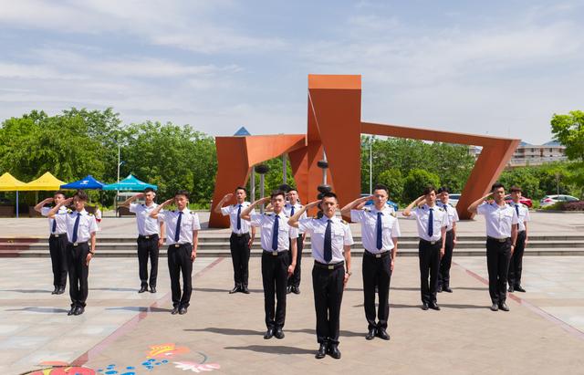 成都封面高颜值空姐空少绿茵场上秀技能四川这所学校火了