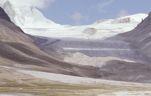 杰马央宗冰川在日喀则地区仲巴县境内,当地人把那闪亮晶莹的冰川叫"