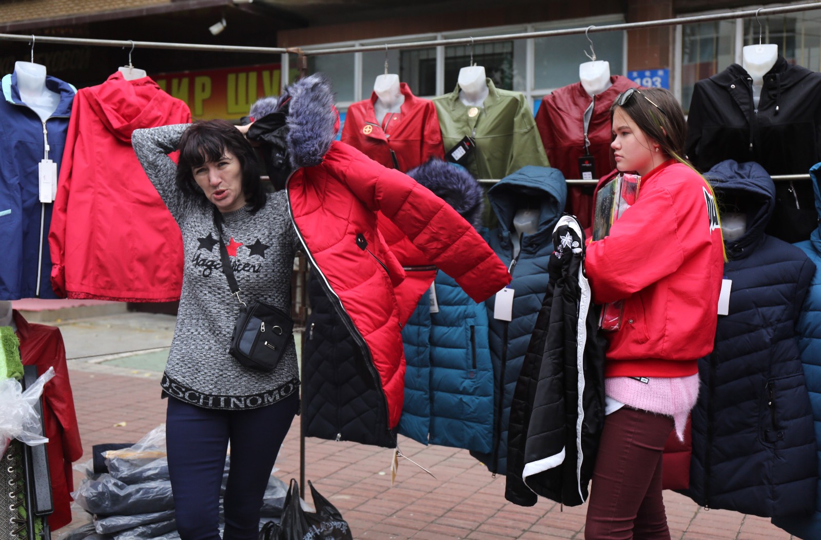 东北小城一夜入冬,卖菜大妈穿着棉大衣还说冷,你们哪里啥气温