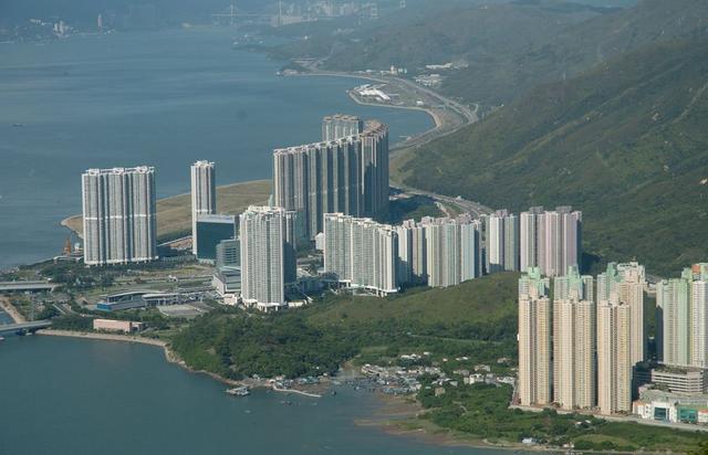 这一工程项目,虽然能够很大的缓解香港城市人口的压力,但是对于东涌