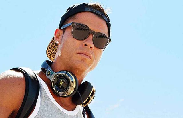 淘汰赛将至c罗比赛当天都干啥早睡早起照镜子游泳20分钟