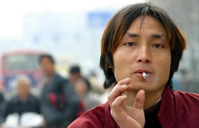 工厂禁烟,老员工去厕所抽烟,老板发现后说了4个字,大家傻了眼