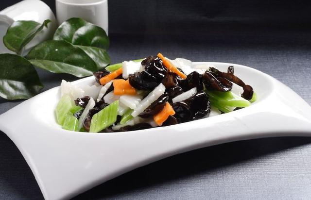 山药炒木耳,口感清甜爽脆,颜色黑白分明,全靠学了这一招!