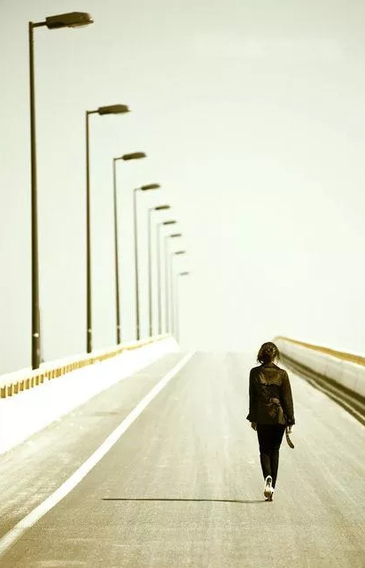 往前走,不要回头,纵使再喜欢也不要回头~|赌桌|裂痕|一个人_新浪新闻