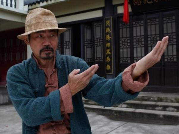 当年林正英的僵尸先生带红了一批人,元华也因为出演这部作品,在很多人