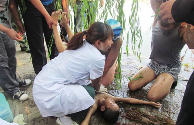 心脏复苏的具体做法:1,先判断溺水者是否有意识拍打孩子的肩部,并大声