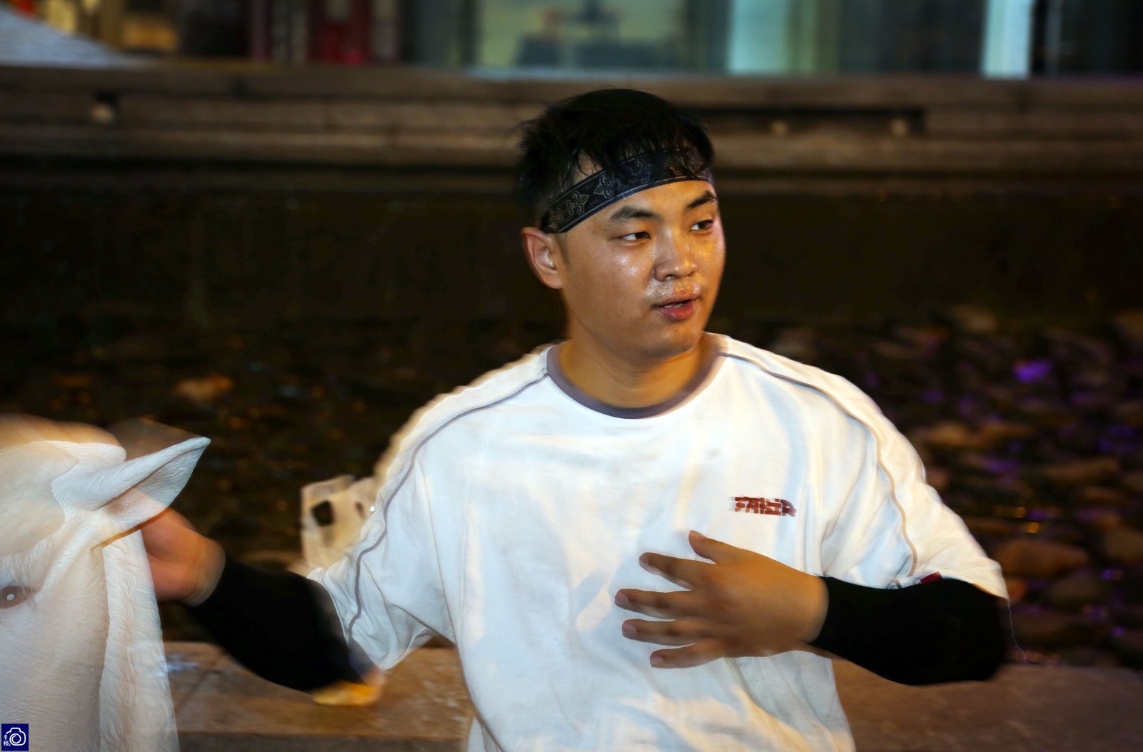 待观众渐渐离开后,满头大汗的邓林超摘下头套,平复稍显激动的心情.