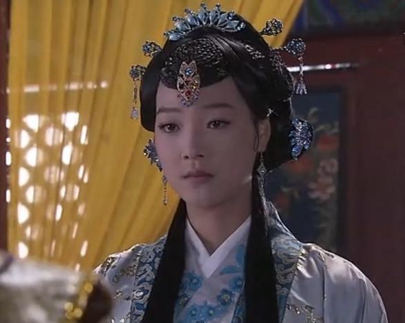 于是这个少女就挑选了一件最美丽的衣服,高高兴兴地看回宫省亲了.