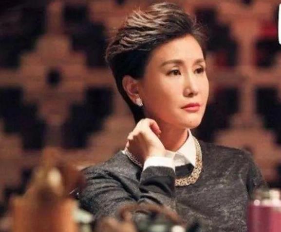 她也整容了,把自己整成了高晓松,比网红脸还吓人|高晓松|整容|王茜