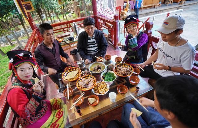 你不会想象出在偏僻的老君山下彝族农家乐饭庄会有这么"高大上"的餐饮