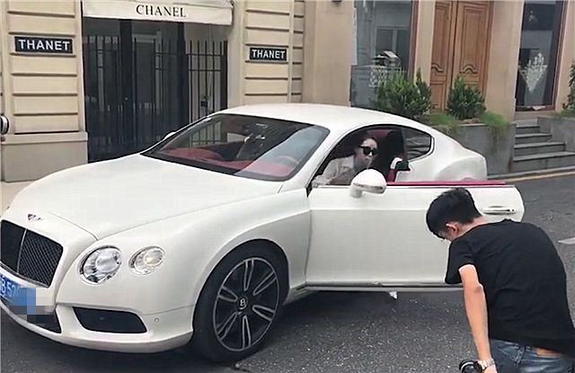 百万宾利现街头,本不会注意,但女车主的身材和容貌实在太吸睛!