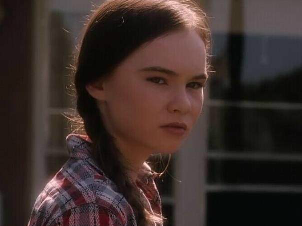 莱纳执导,由卡兰·麦克奥利菲,玛德琳·卡罗尔主演的青春期爱情故事