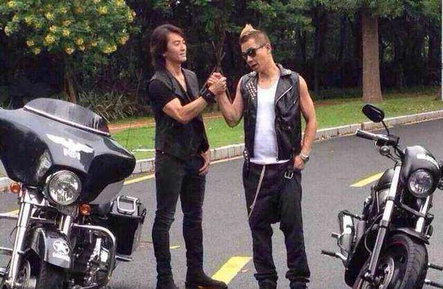 "山鸡哥"凭儿子人气大增后,终于接到两部大戏,甘为胡歌当绿叶