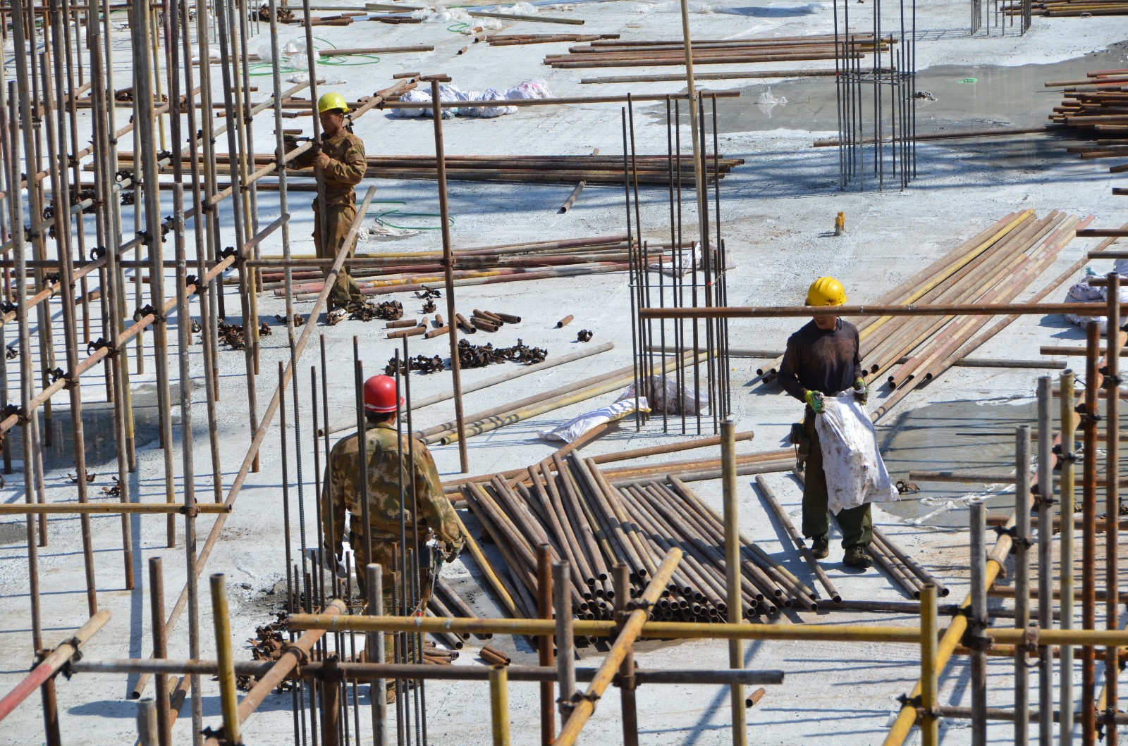 生活不易,好好珍惜,建筑工人在钢筋水泥的丛林中,原创摄影