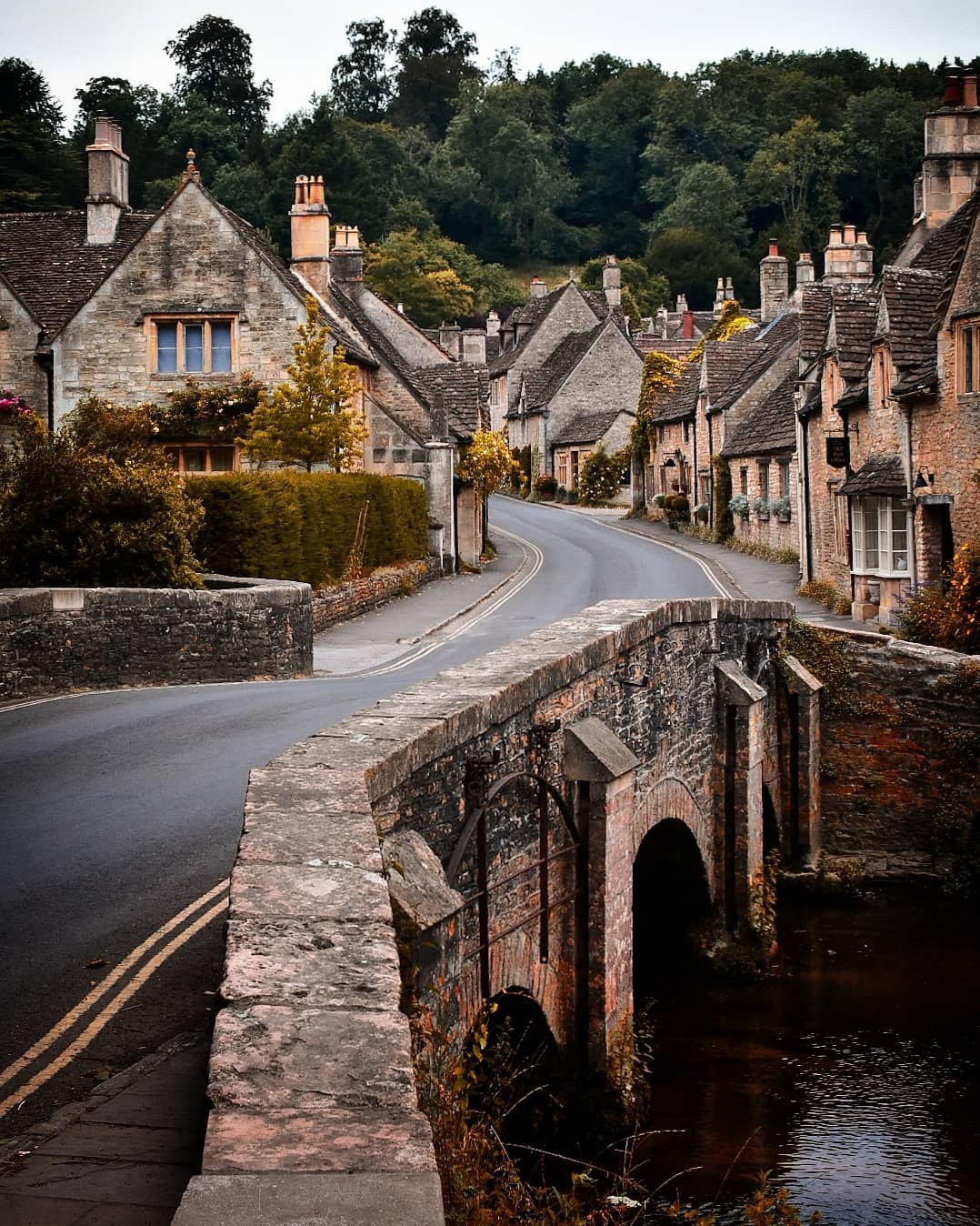英国童话小镇库姆堡因古朴安宁的氛围闻名这里还是很多电影的取景地