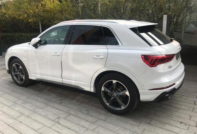 全国首台白色2019款奥迪q3现身4s店!轴距2680mm配1.4t 或21万起