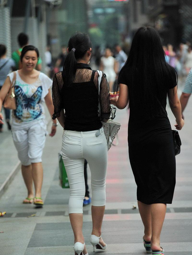 街拍黑色透视装上衣搭配白色紧身裤, 还好身材没走样