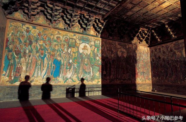 永乐宫有三清殿,纯阳殿,重阳殿三大主殿,为首的三清殿,壁画上绘制的是