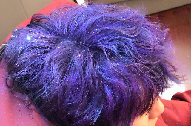 王俊凯一头紫色星辰发型太惊喜!怪不得国民洗发水都看中他!