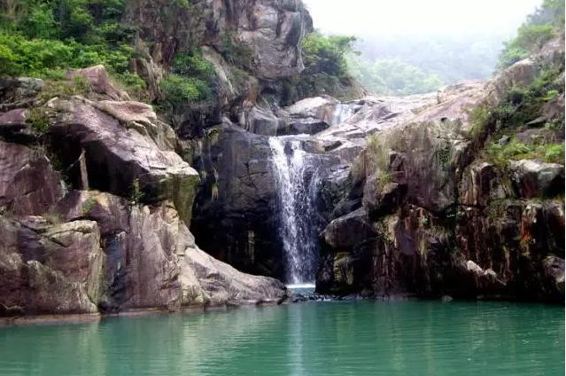 "金钟潭",位于涂岭镇樟脚村,其上游是陈田水库,下游为菱溪水库,潭分